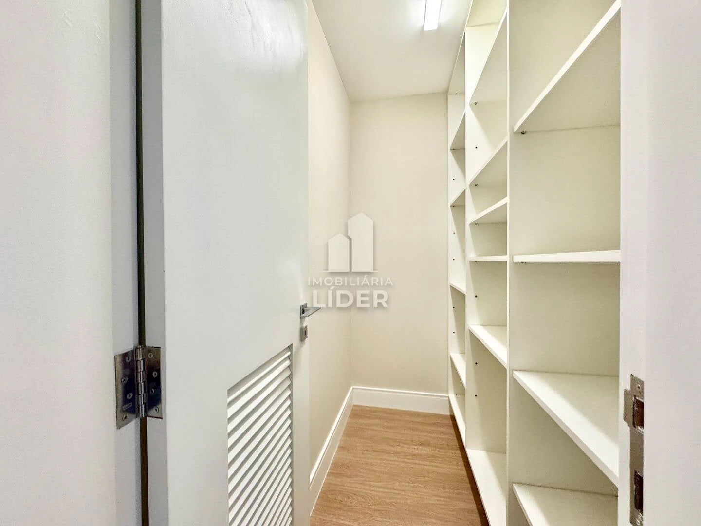 Apartment with 4 bedrooms and 3 parking spots, balcony — photo 6