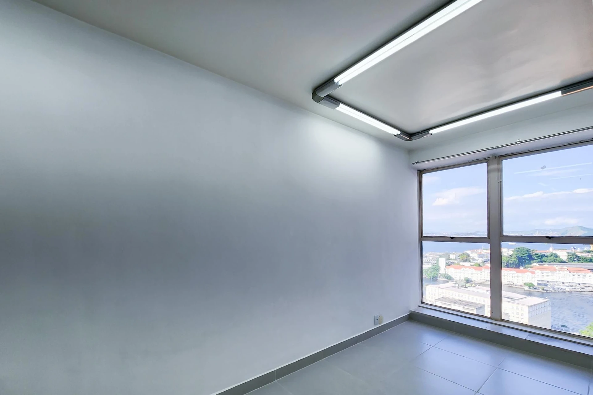 Furnished studio, 32 m², with a water view — photo 15