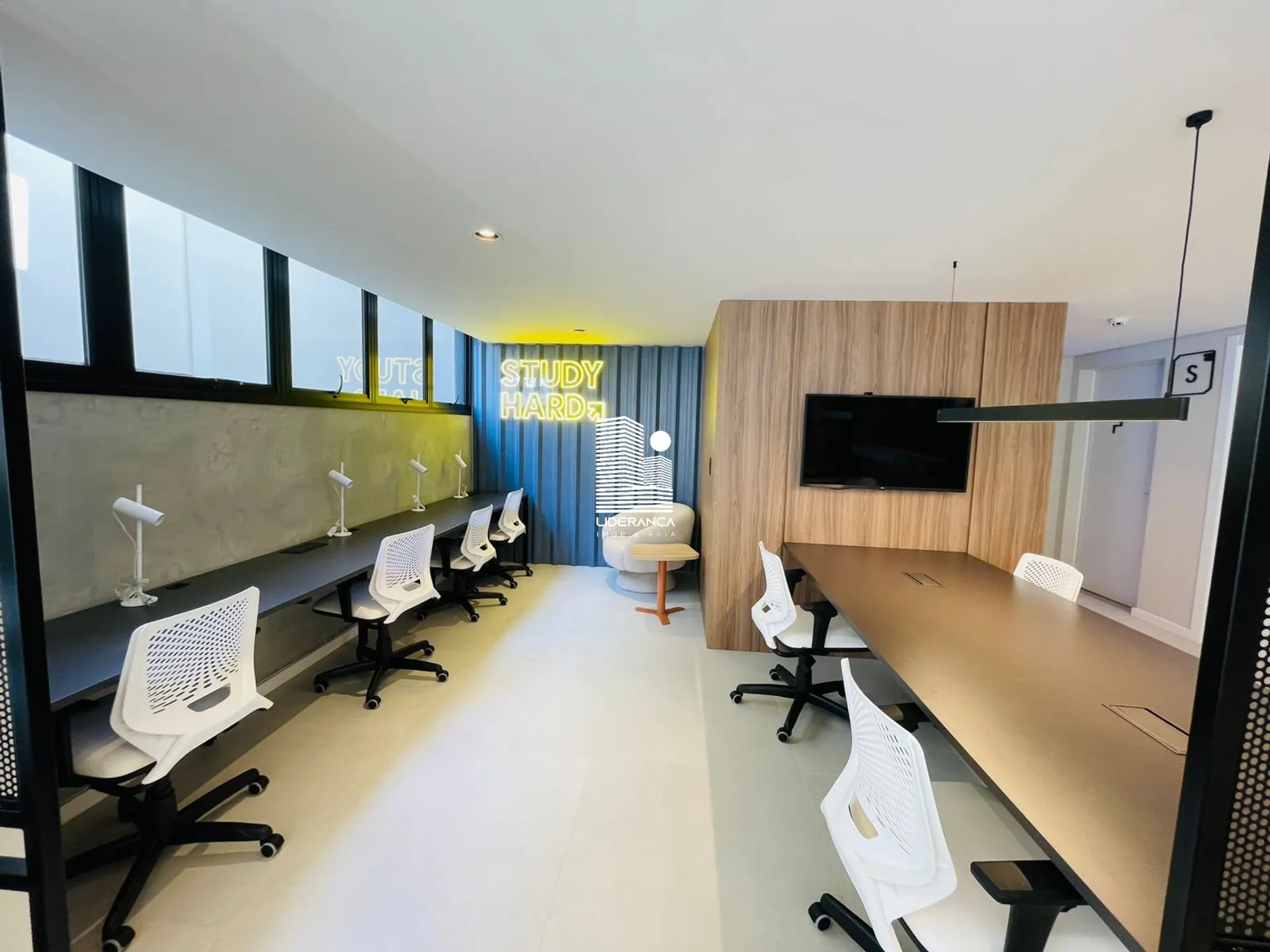 Floor-to-ceiling windows in a one-bedroom apartment, 17 m² — photo 18