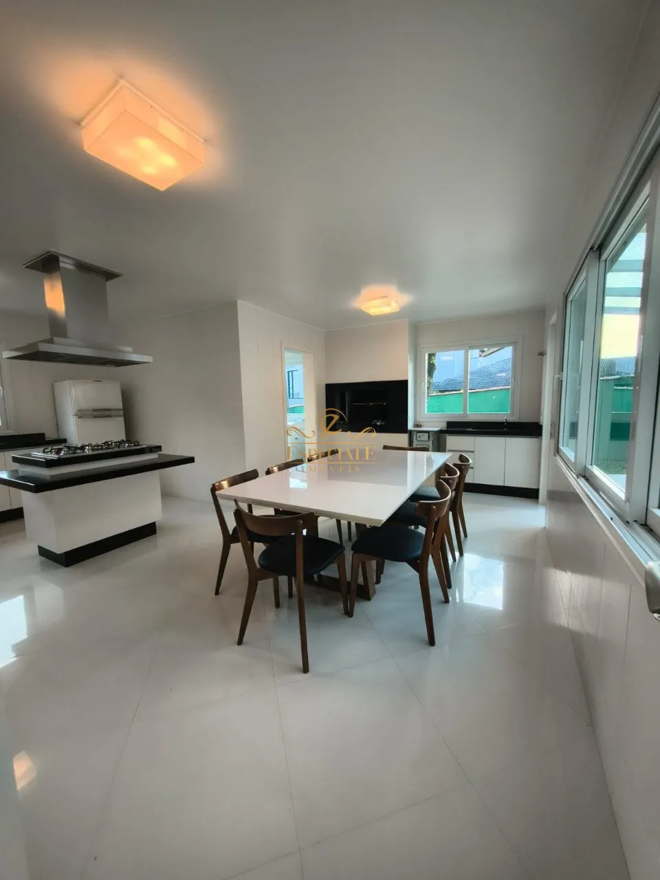 House with 5 bedrooms and a modern open-plan kitchen — photo 9