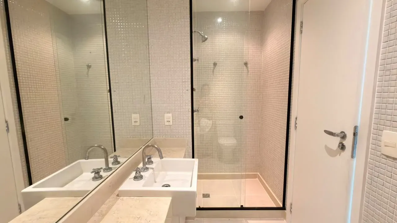 575 m² apartment with 5 en-suite bedrooms and glass balcony — photo 46