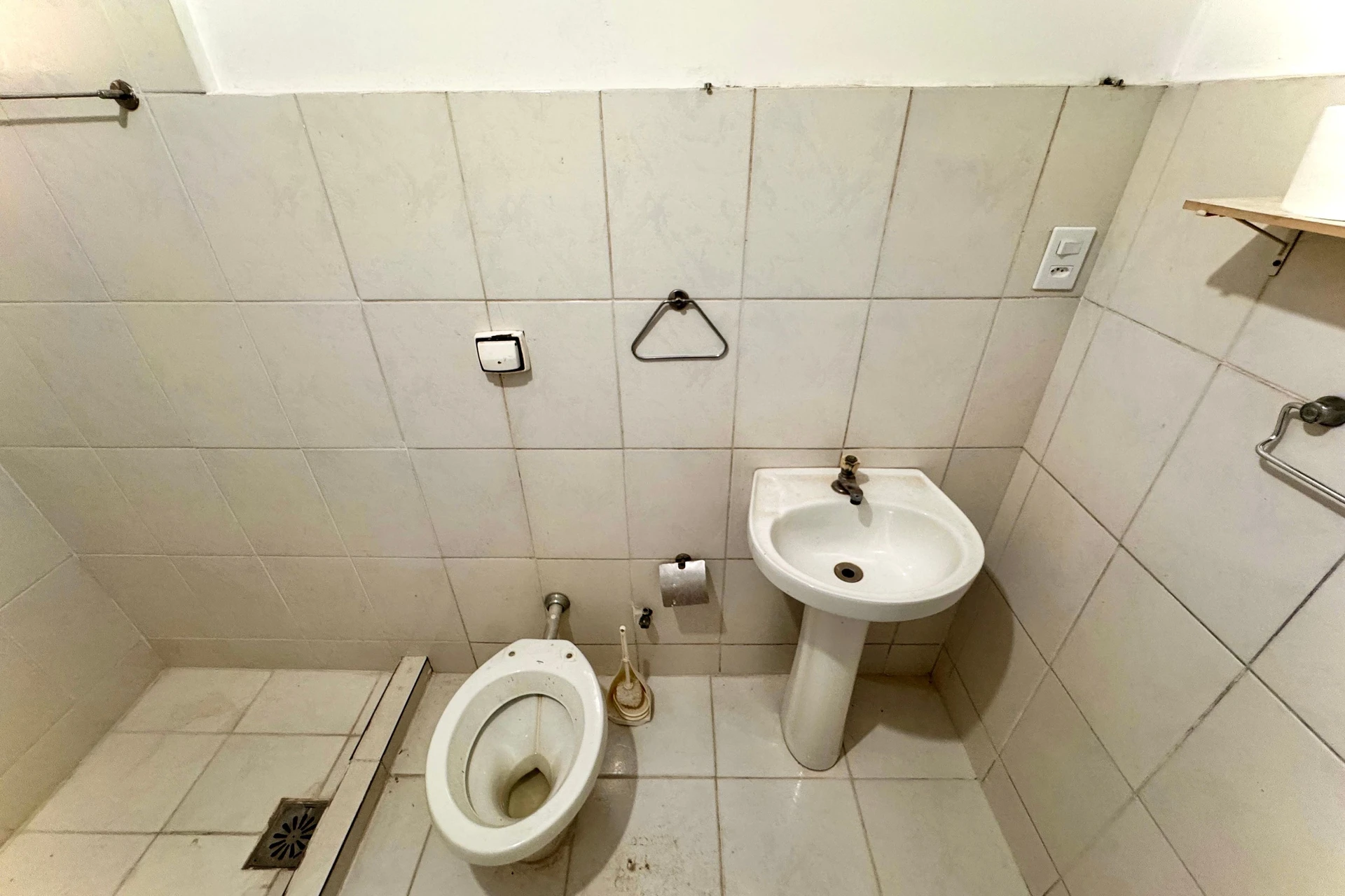 Невмебльована квартира з 3 спальнями і балконом — photo 29