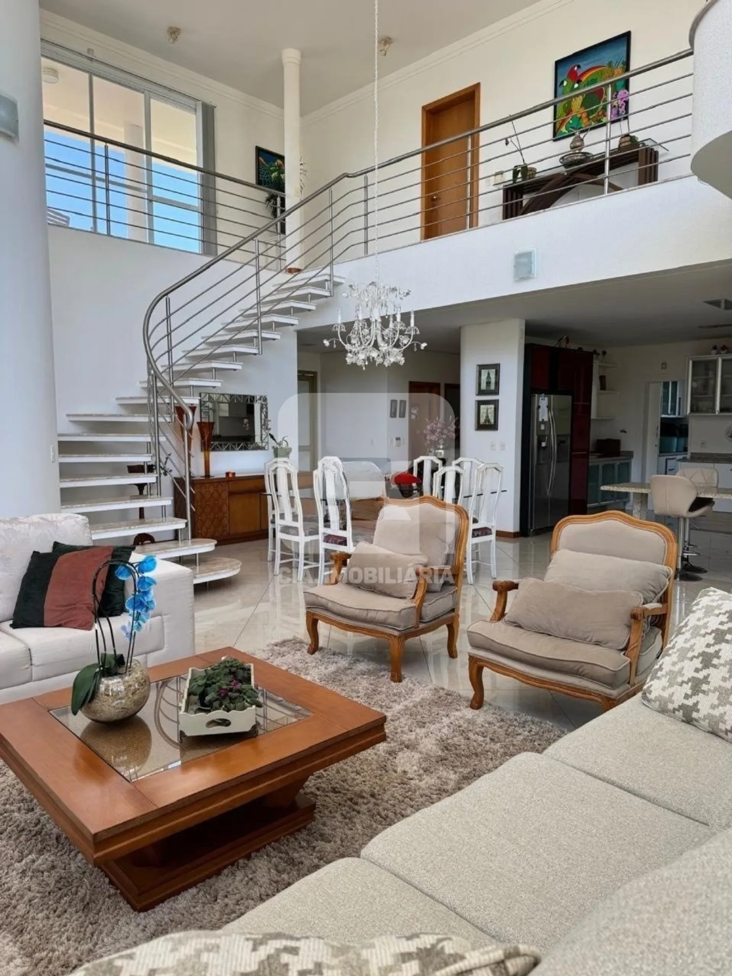Casa com 5 suítes e 650 m², área gourmet privativa