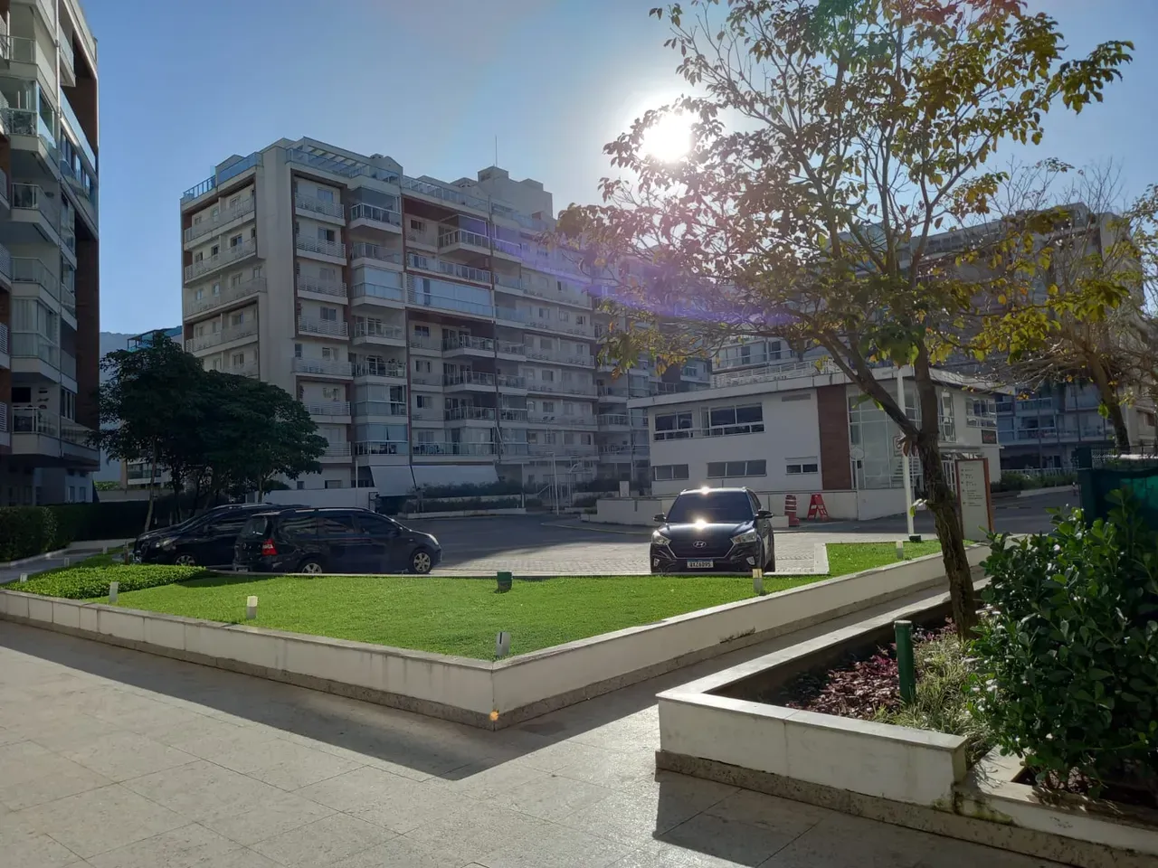 Balcony with a grill in a 2-bedroom apartment, 66 m² — photo 28