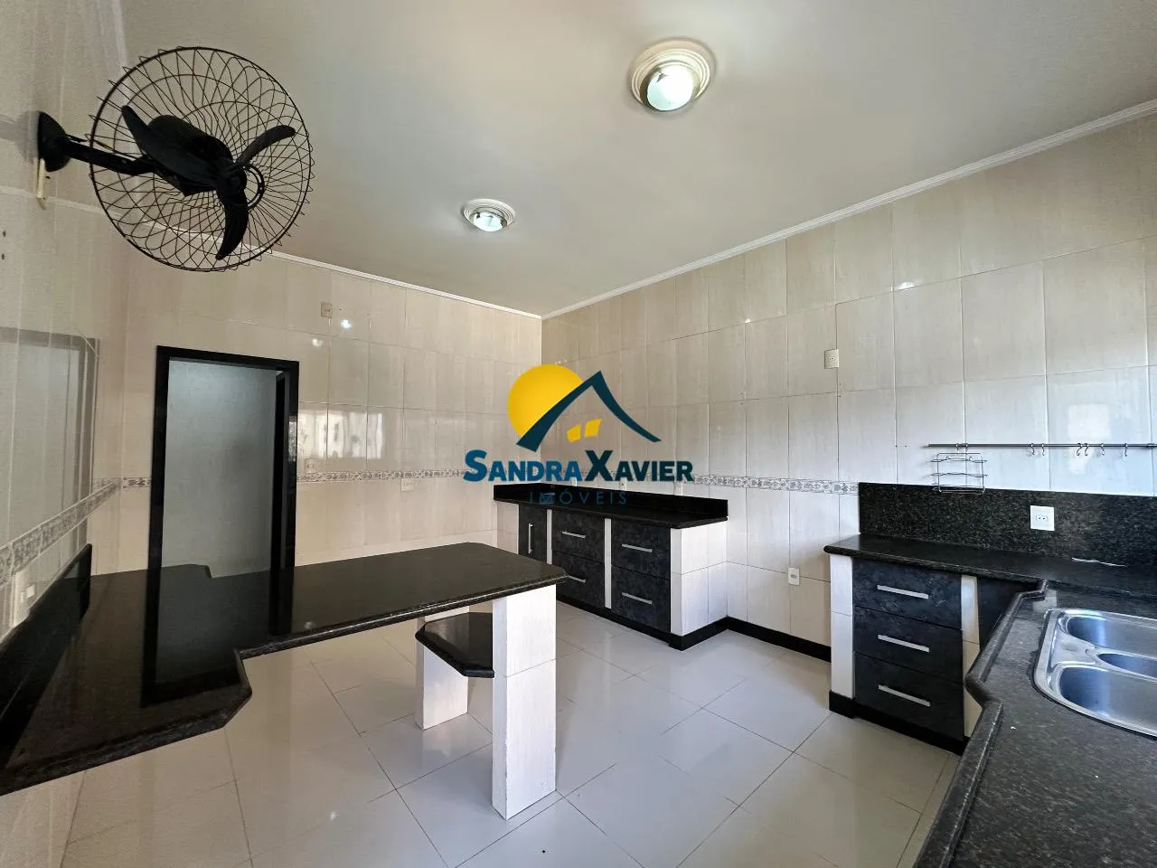 Casa com 4 quartos e 5 banheiros, varanda com churrasqueira — photo 8