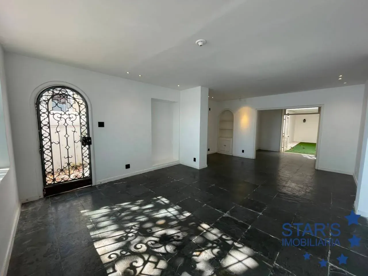 Будинок 250 м² із вікнами від підлоги до стелі — photo 2