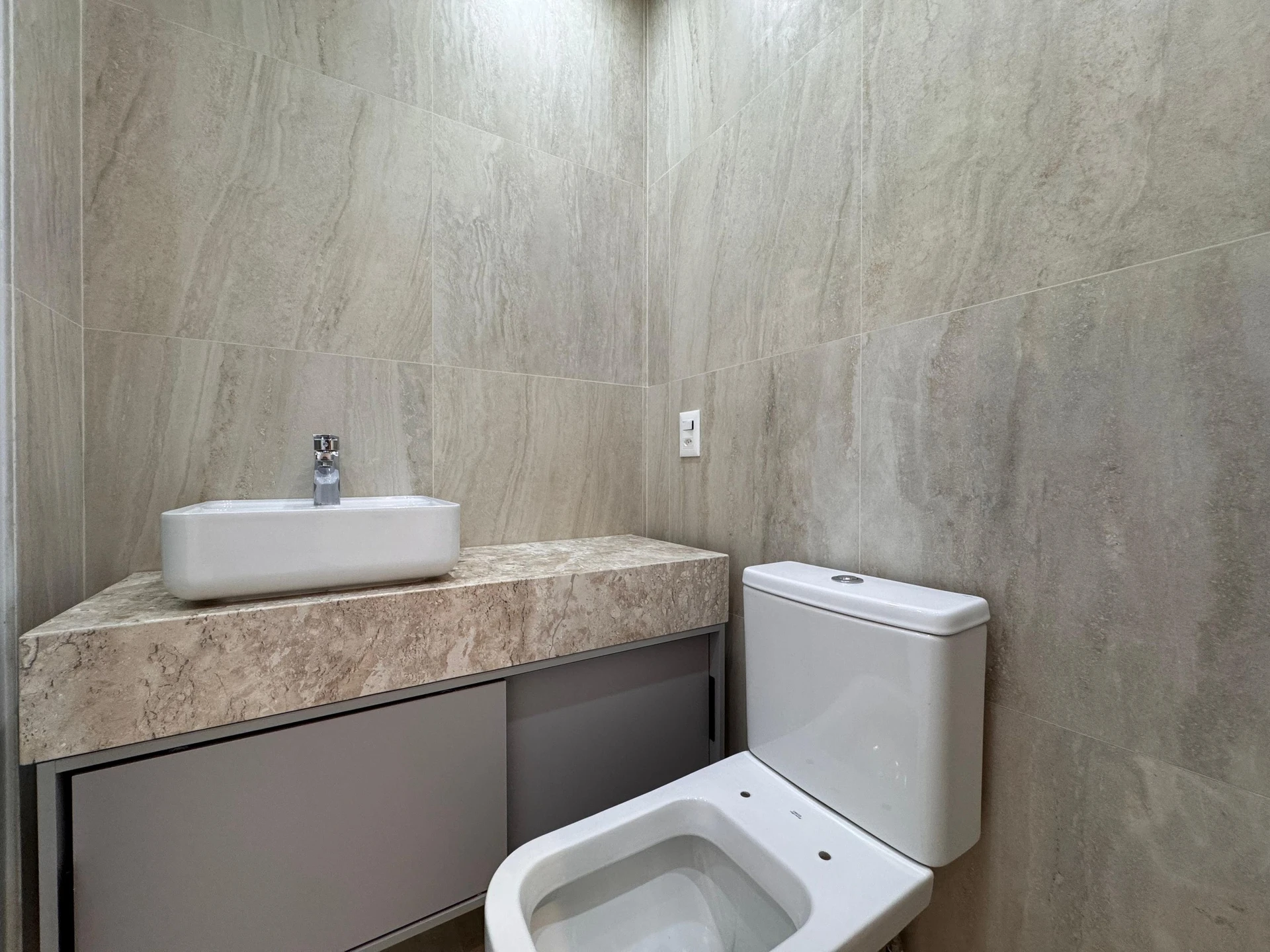 Furnished apartment with 3 en-suite bedrooms and balcony — photo 41