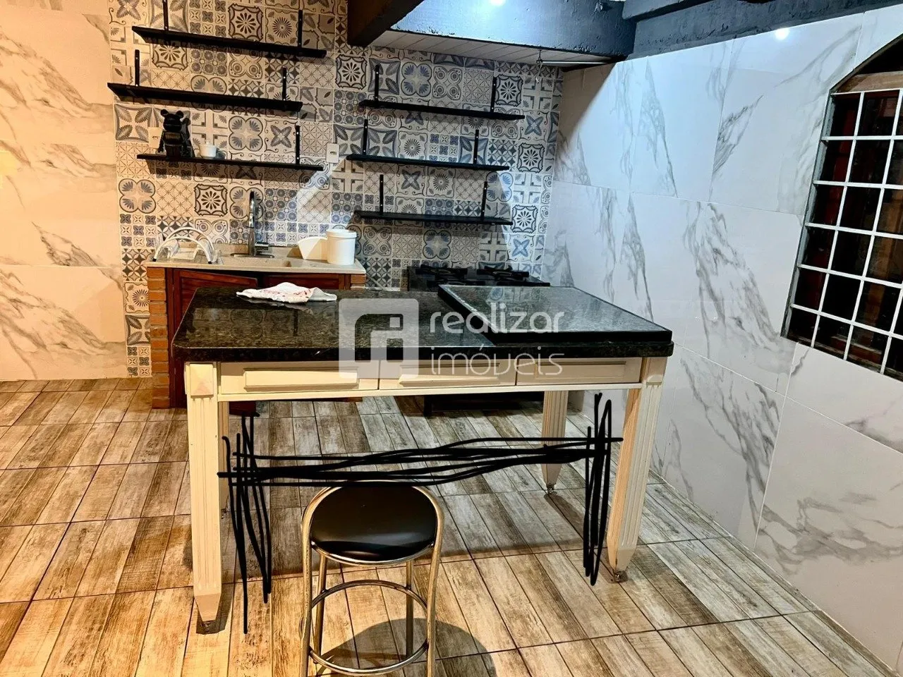 Будинок з 1 спальнею 100 м² і балконом