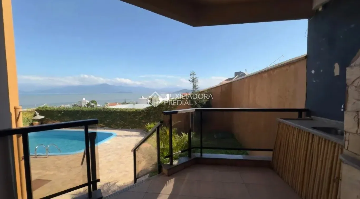 House with 4 bedrooms, 3 suites and views of water and mountains