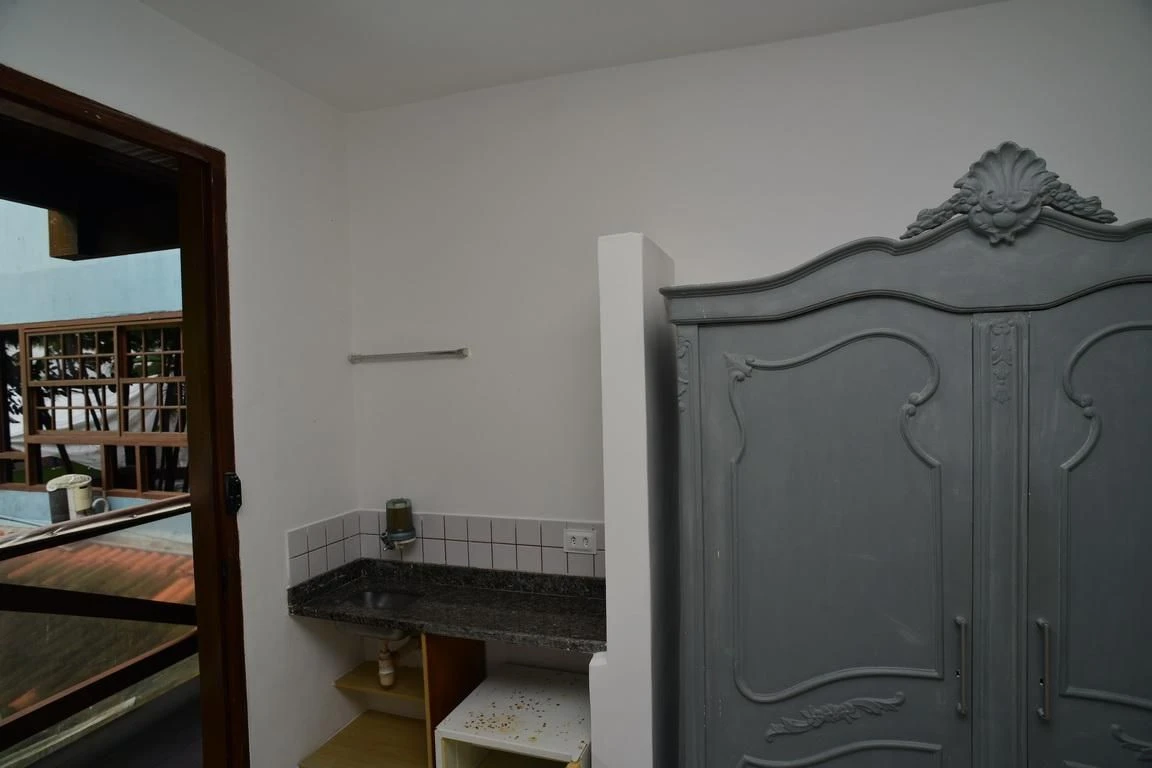 One-bedroom apartment in a building with a pool — photo 2