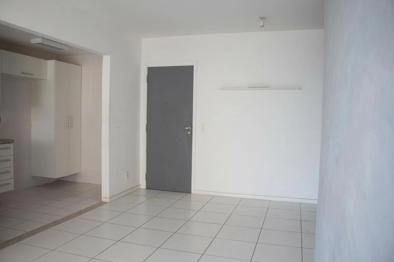 2-bedroom apartment with a glass-enclosed balcony — photo 2
