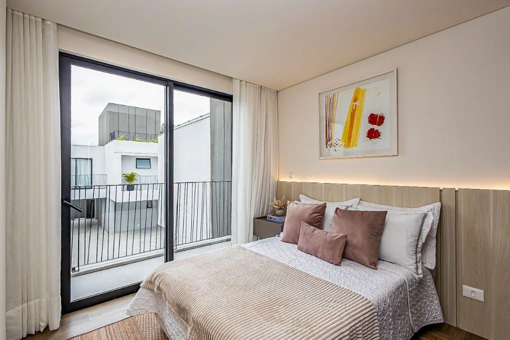 Floor-to-ceiling windows in a 3-bedroom house, 137 m² — photo 4