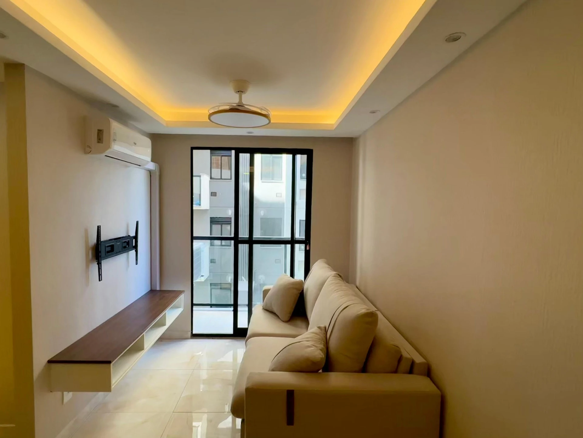 2-bedroom apartment in a building with a gym — photo 5