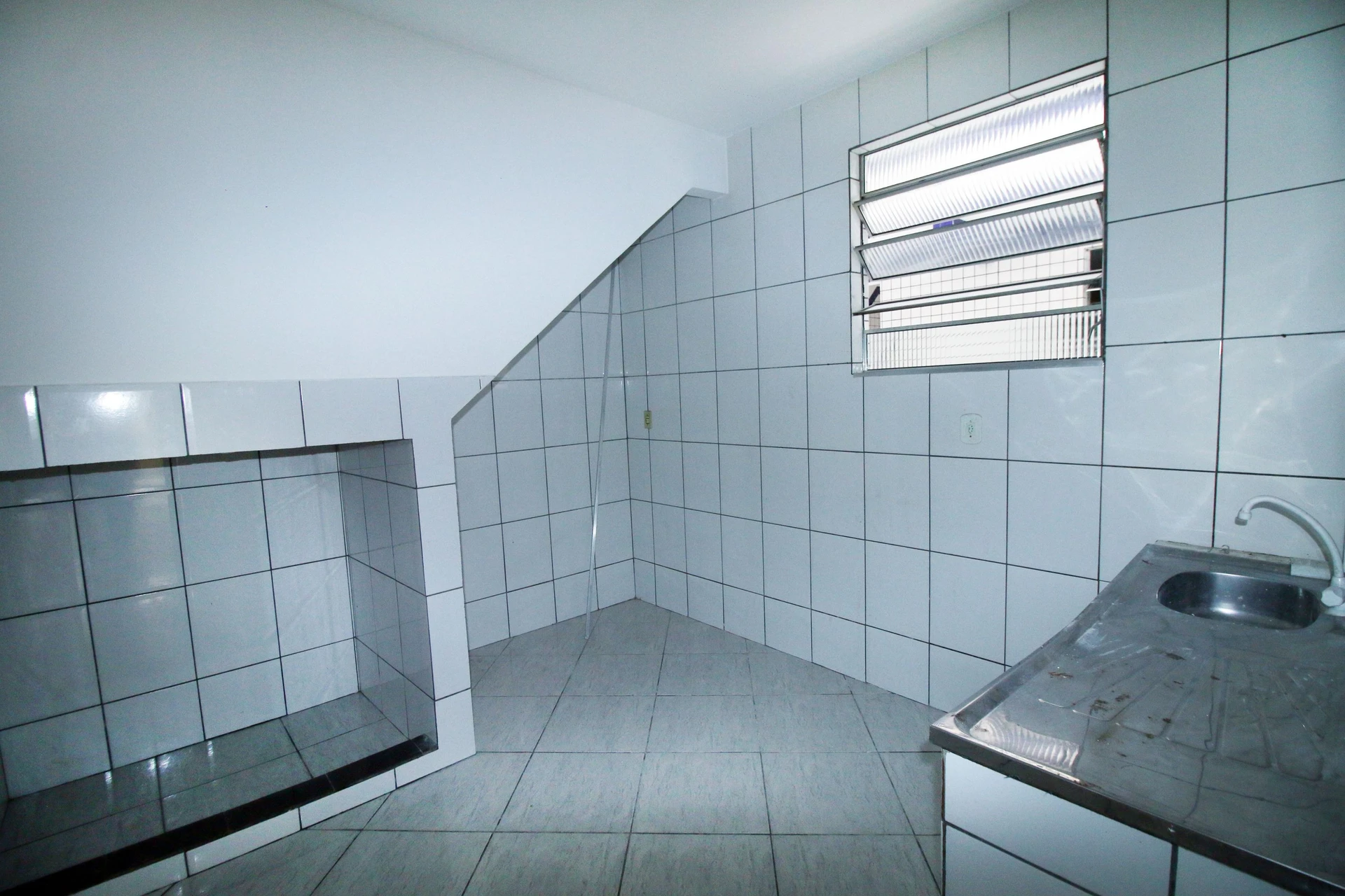 1-bedroom apartment with a balcony and laundry area — photo 2