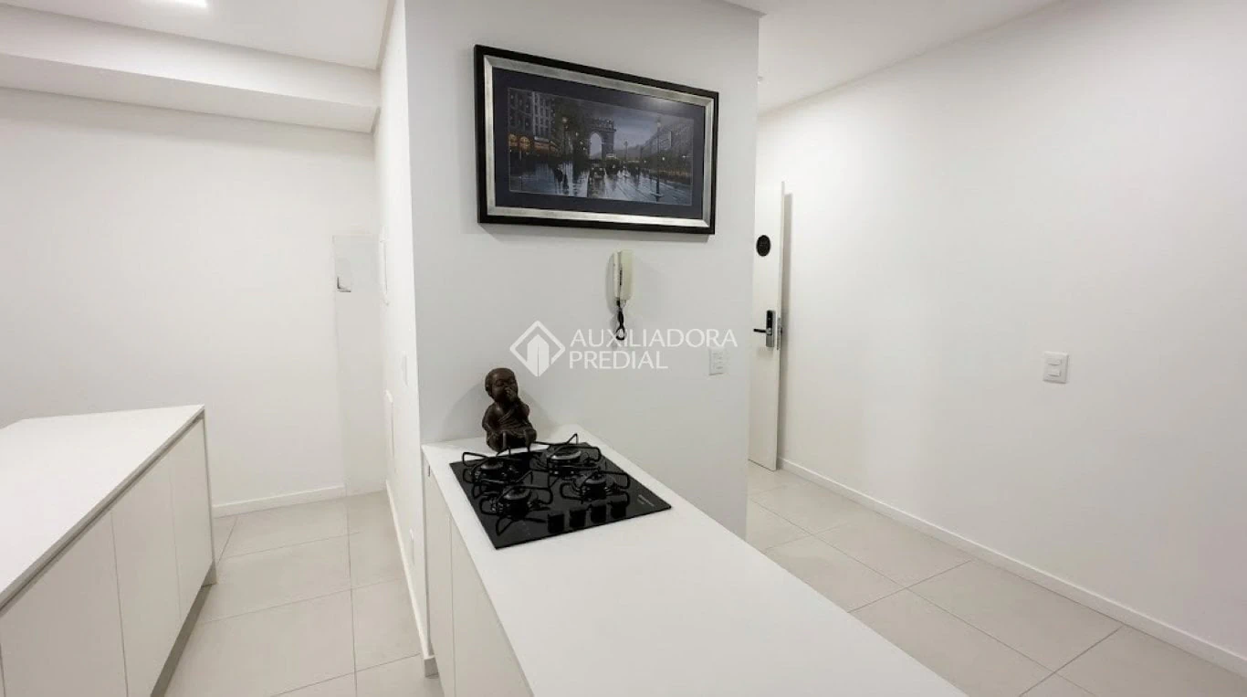 One-bedroom apartment with a mountain view in Florianópolis — photo 13