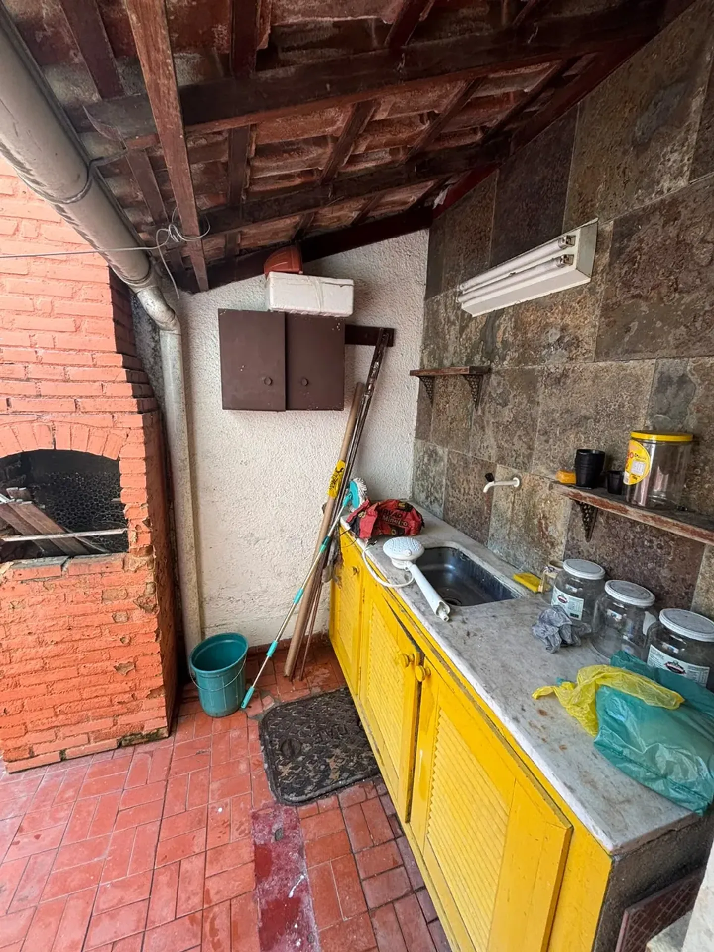 Balcony with a grill in a 2-bedroom house, 120 m² — photo 19