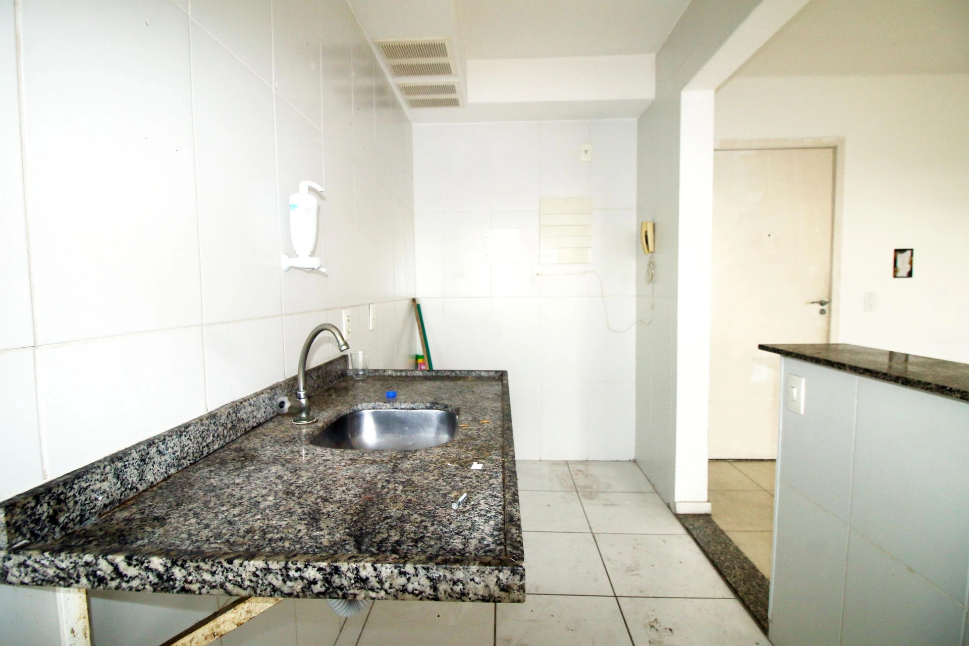 Rental apartment with 2 bedrooms and a balcony — photo 4