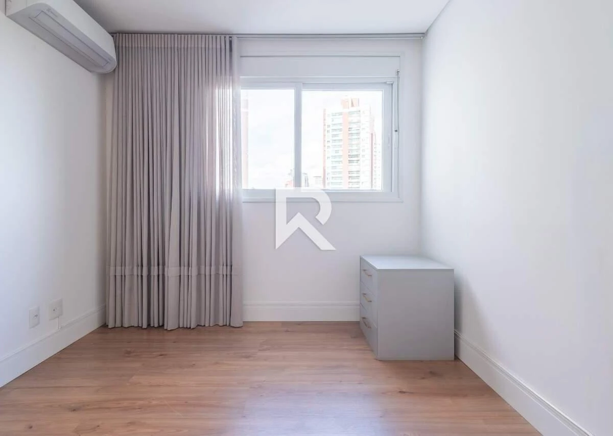 255 m² apartment with a bathtub and a walk-in closet — photo 6
