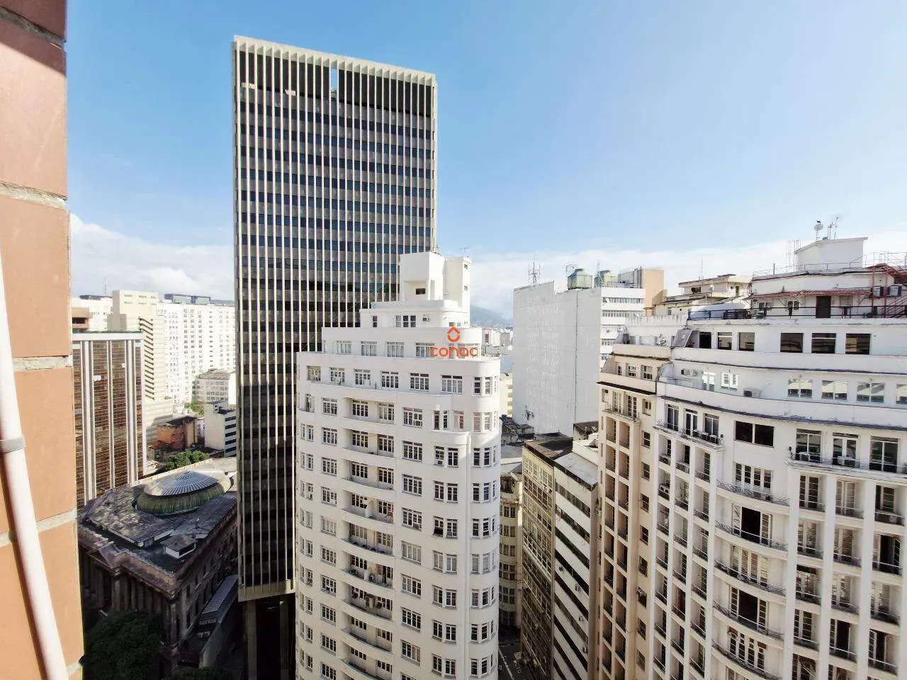 Apartamento de 1 quarto com piso de madeira ou laminado — photo 2