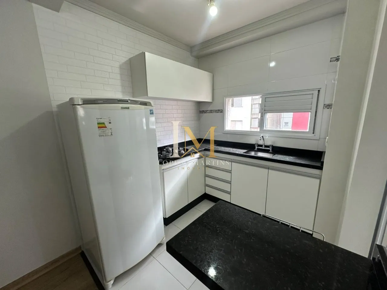 One-bedroom apartment with wood or laminate floors — photo 3