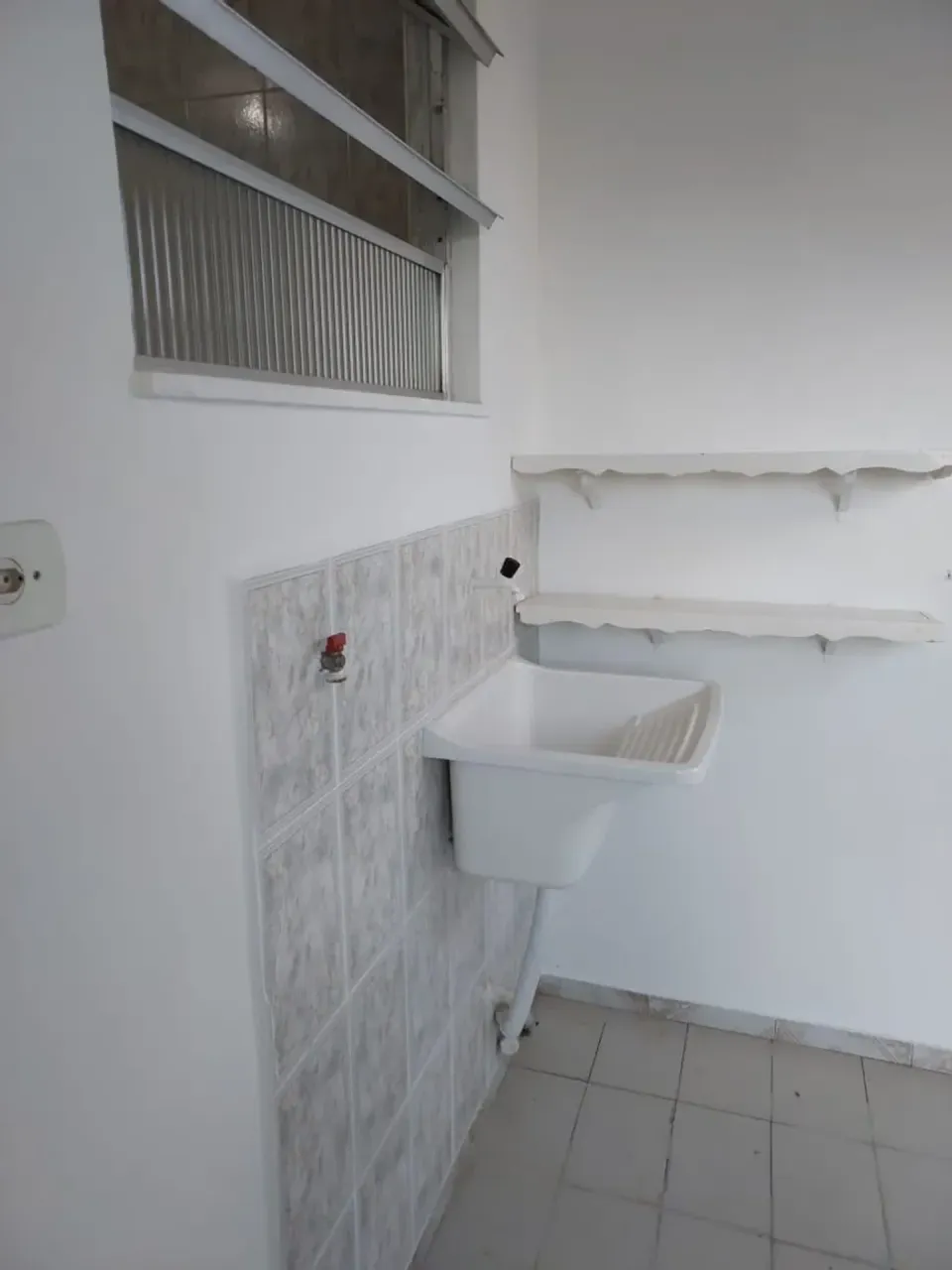 Unfurnished 1-bedroom apartment with a closed kitchen — photo 4
