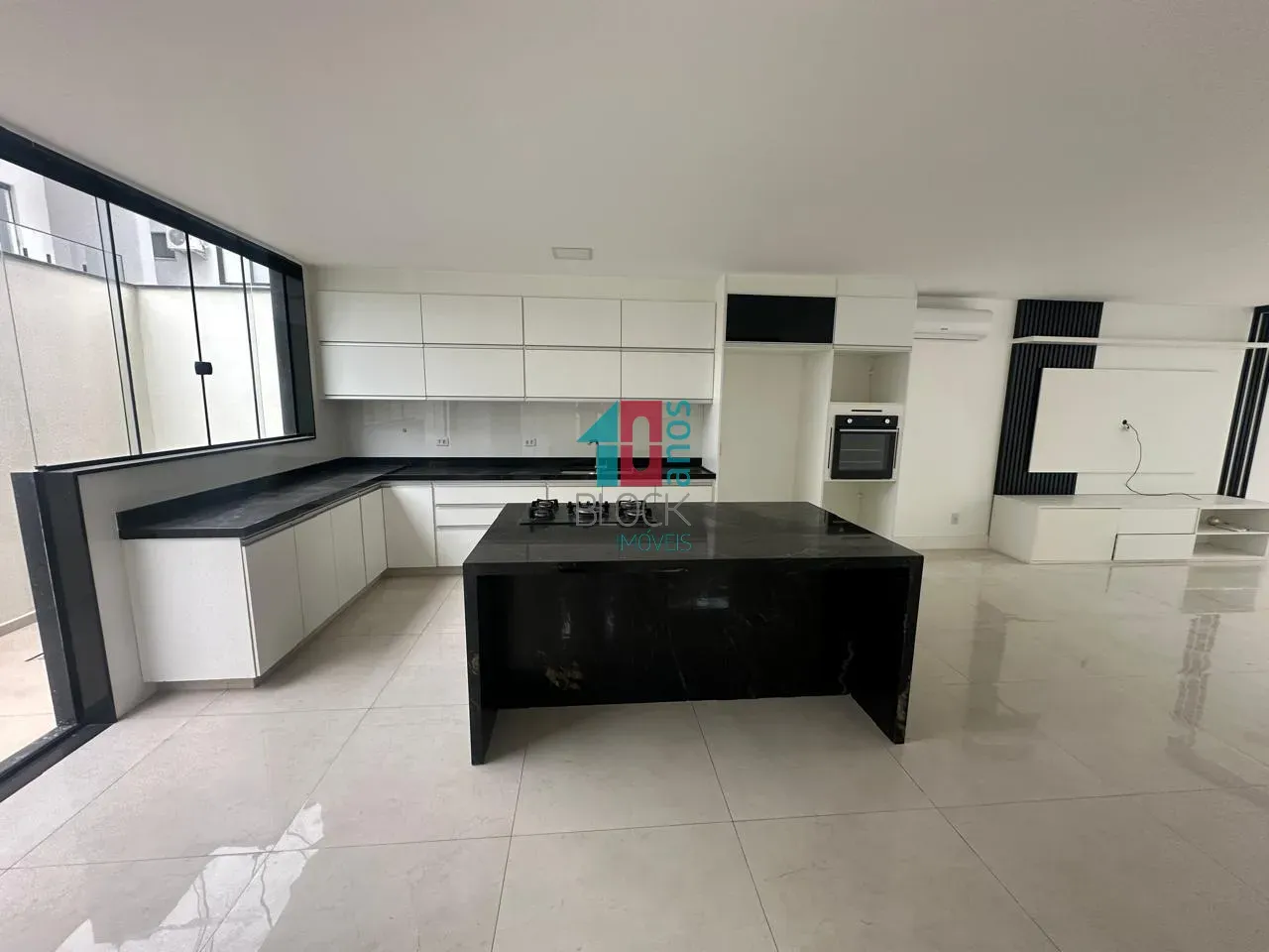 Condominium house with 5 en-suites and open-plan kitchen — photo 14