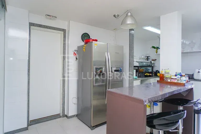 Furnished 4-bedroom apartment with 245 m² — photo 8