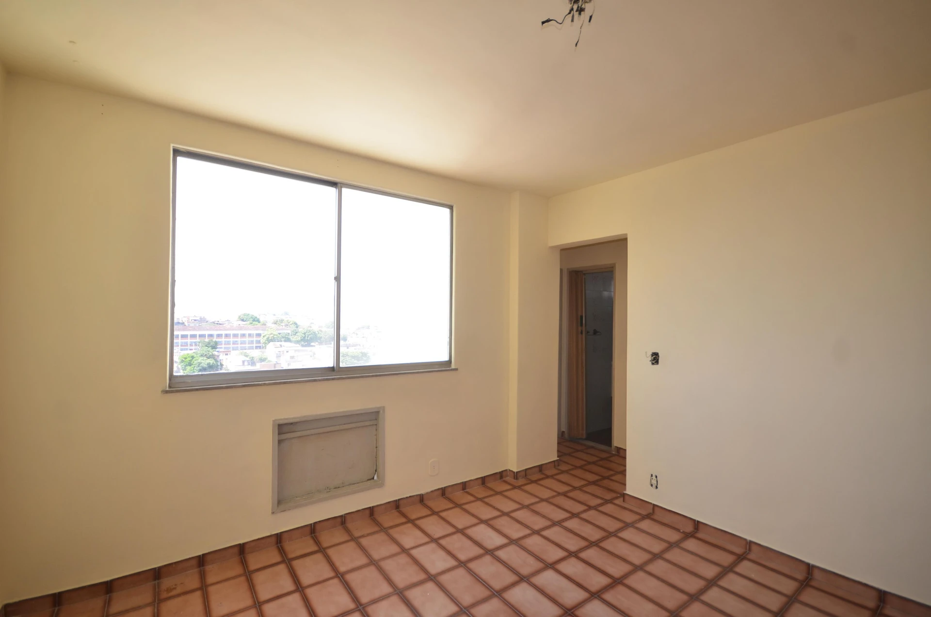 Unfurnished 2-bedroom apartment with a private garden — photo 17
