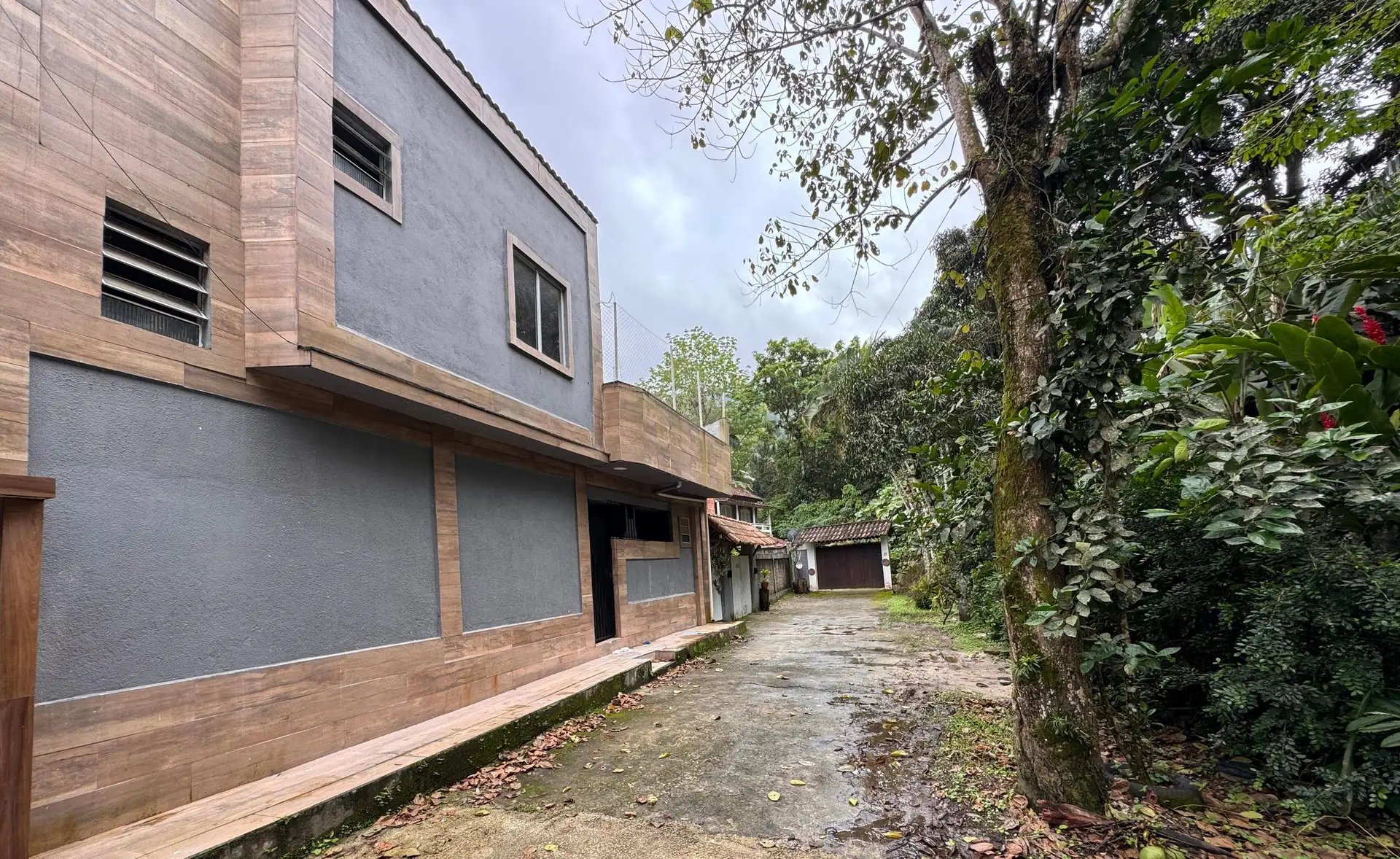 Balcony with a grill in a 2-bedroom house, 165 m² — photo 14