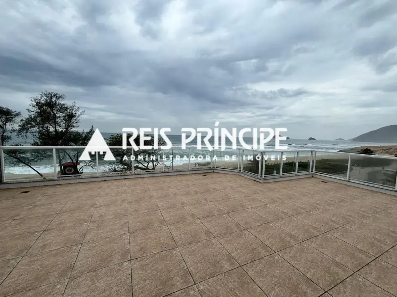 Unfurnished apartment with 4 bedrooms and a glass balcony — photo 8