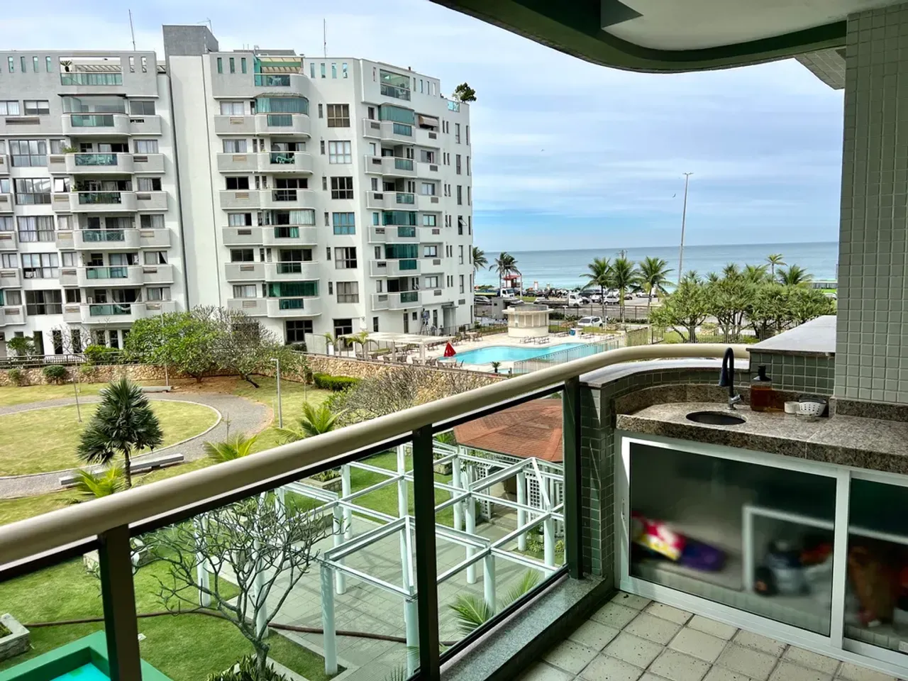 Furnished 1-bedroom apartment with open-plan gas kitchen — photo 5