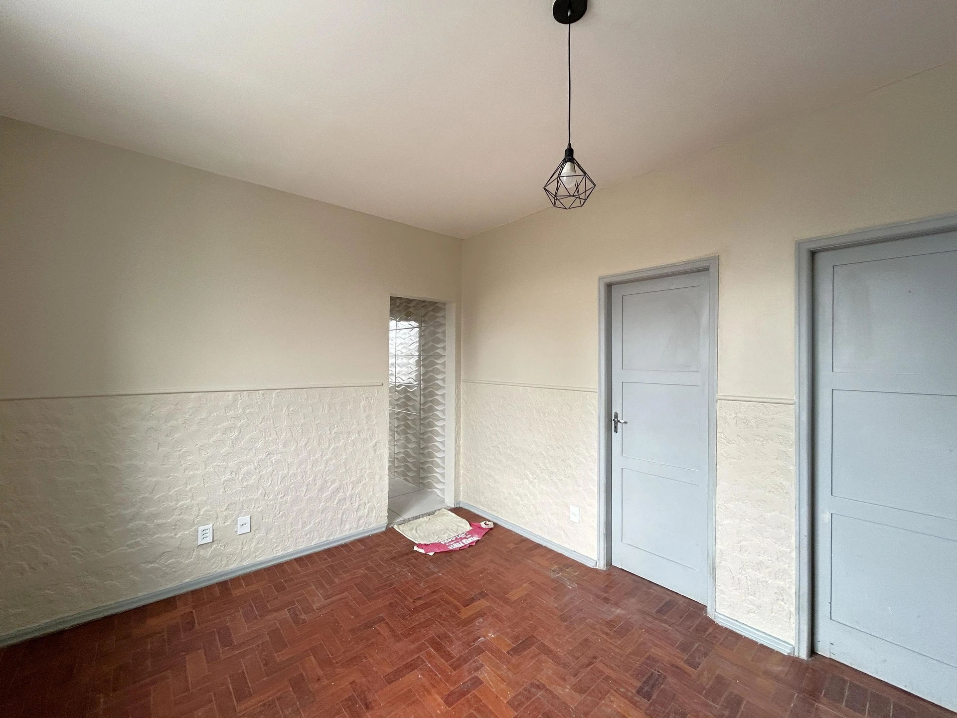 Casa de 2 quartos com piso de madeira ou laminado — photo 30
