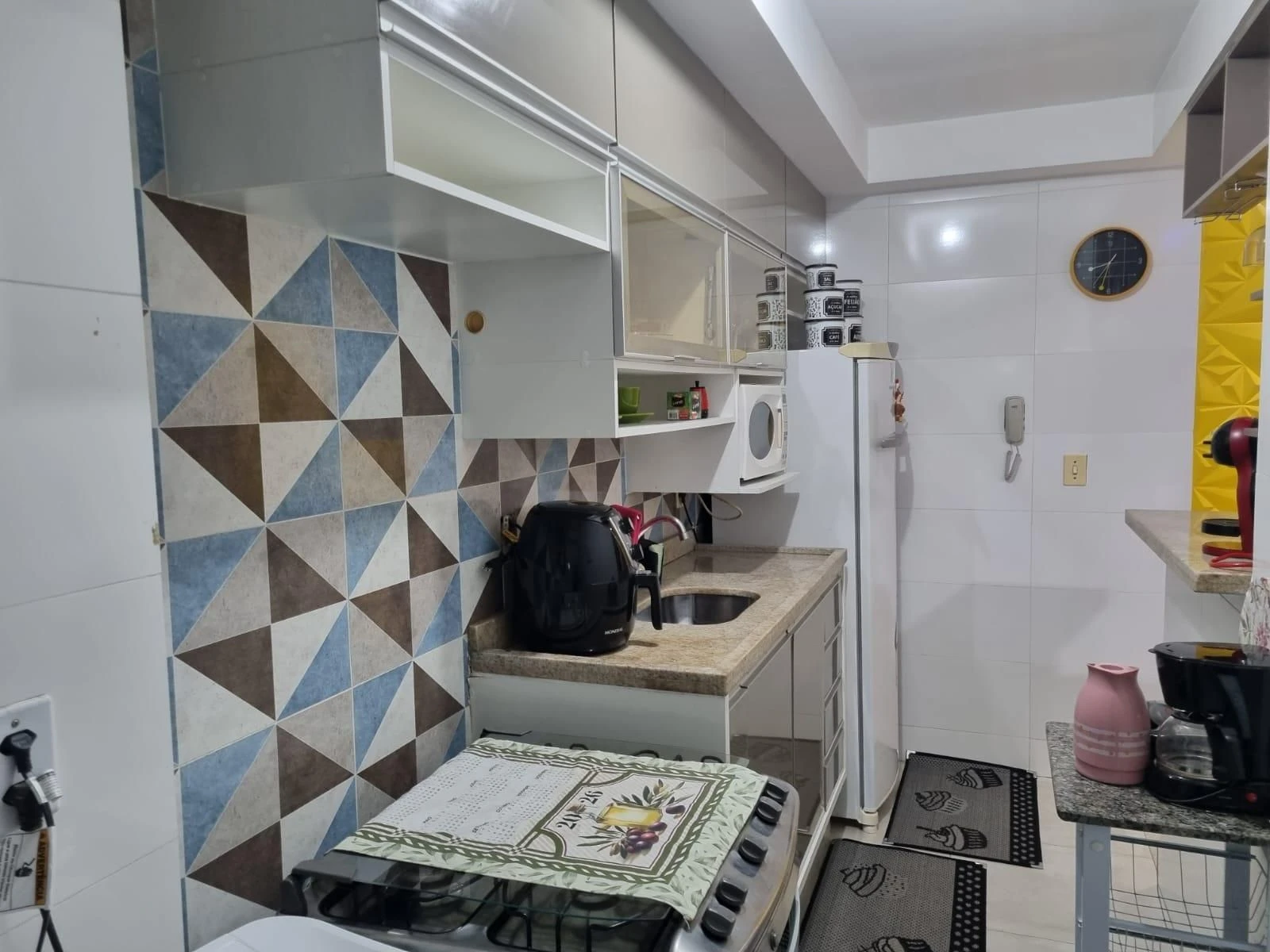 Furnished apartment with 2 bedrooms and open-plan kitchen — photo 9