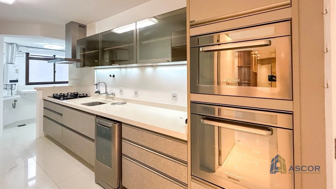 3-bedroom apartment with a bathtub in Florianópolis — photo 2