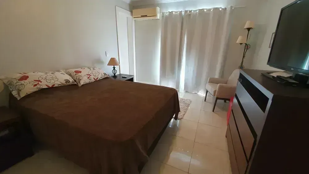 650 m² house with 6 en-suite bedrooms and 4 parking spots — photo 12