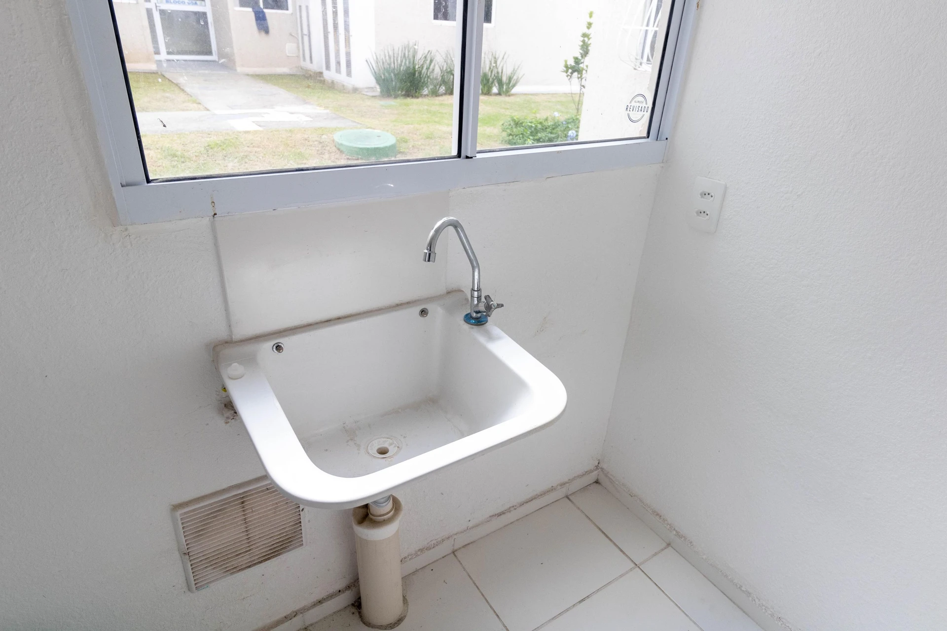 Unfurnished 2-bedroom apartment with no parking — photo 8