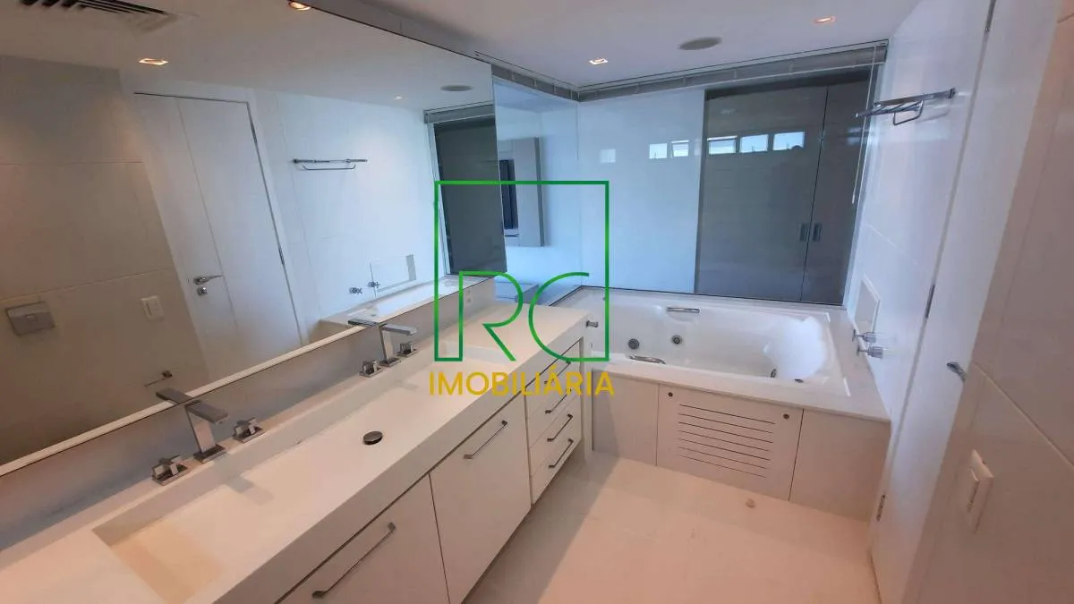 Water view in a 4-bedroom apartment, 360 m² — photo 11