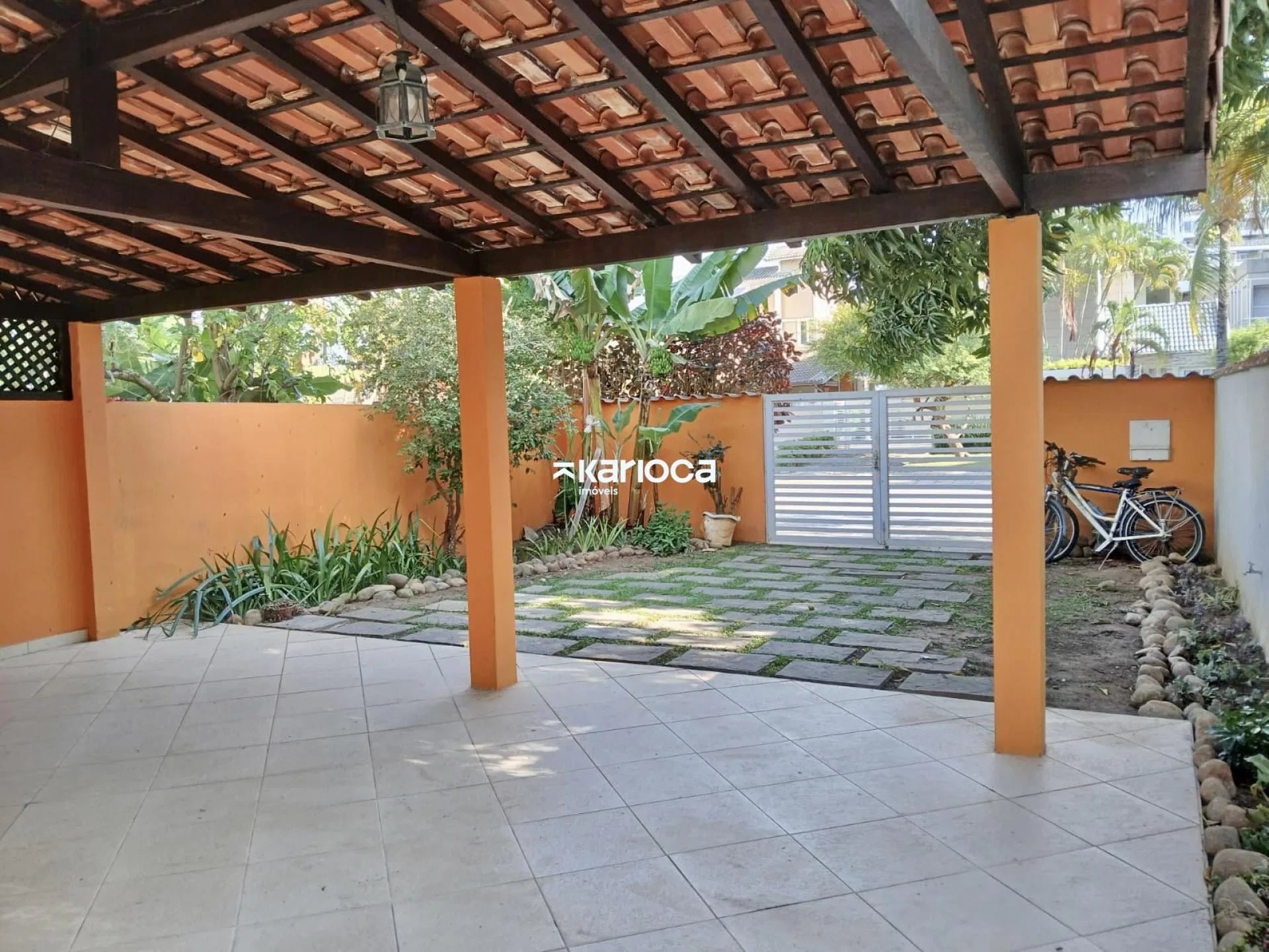 House with 4 bedrooms and private garden BBQ area — photo 9