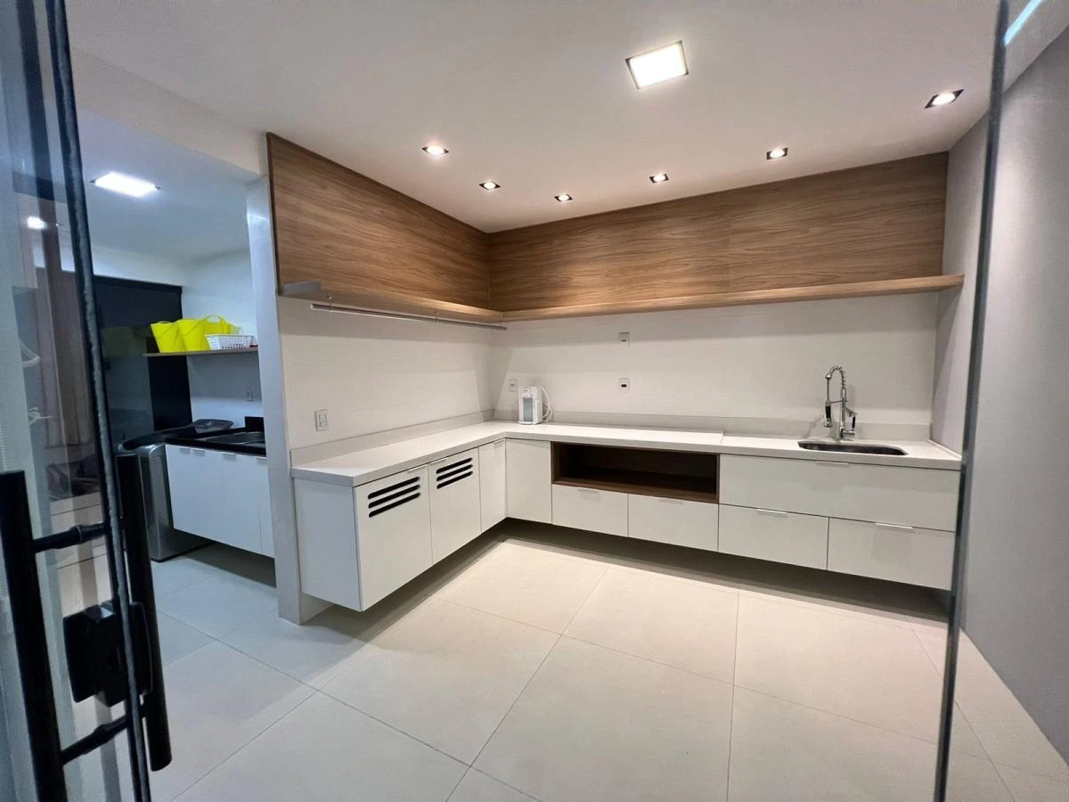 600 m² house with 4 en-suite bedrooms and 3 parking spots — photo 6