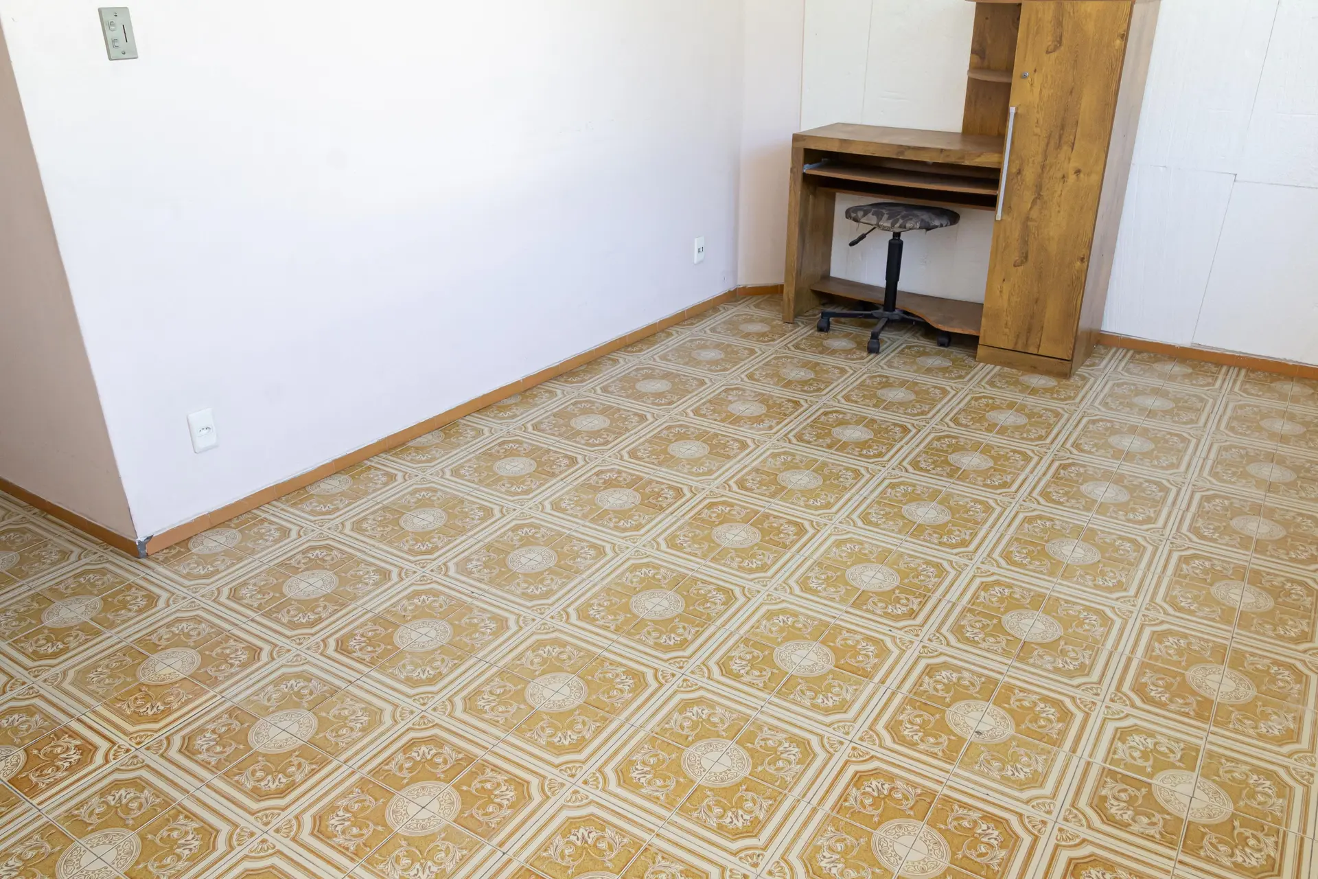 2-bedroom rental apartment with 1 bathroom and parking — photo 26