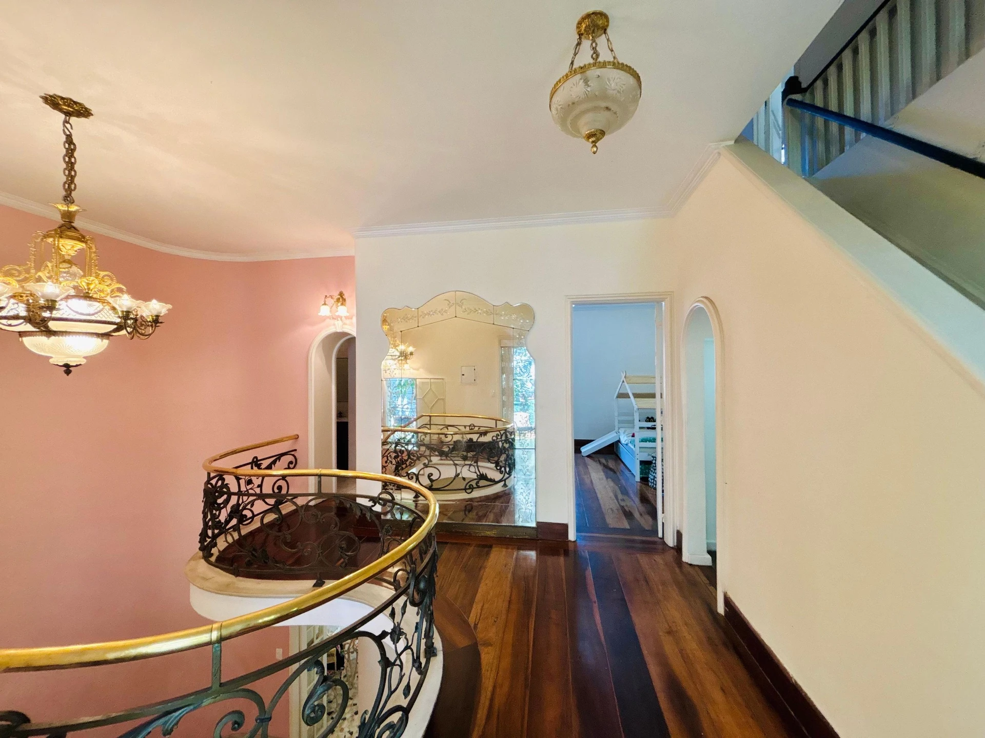 Furnished house, 380 m², with a grill on the balcony — photo 41