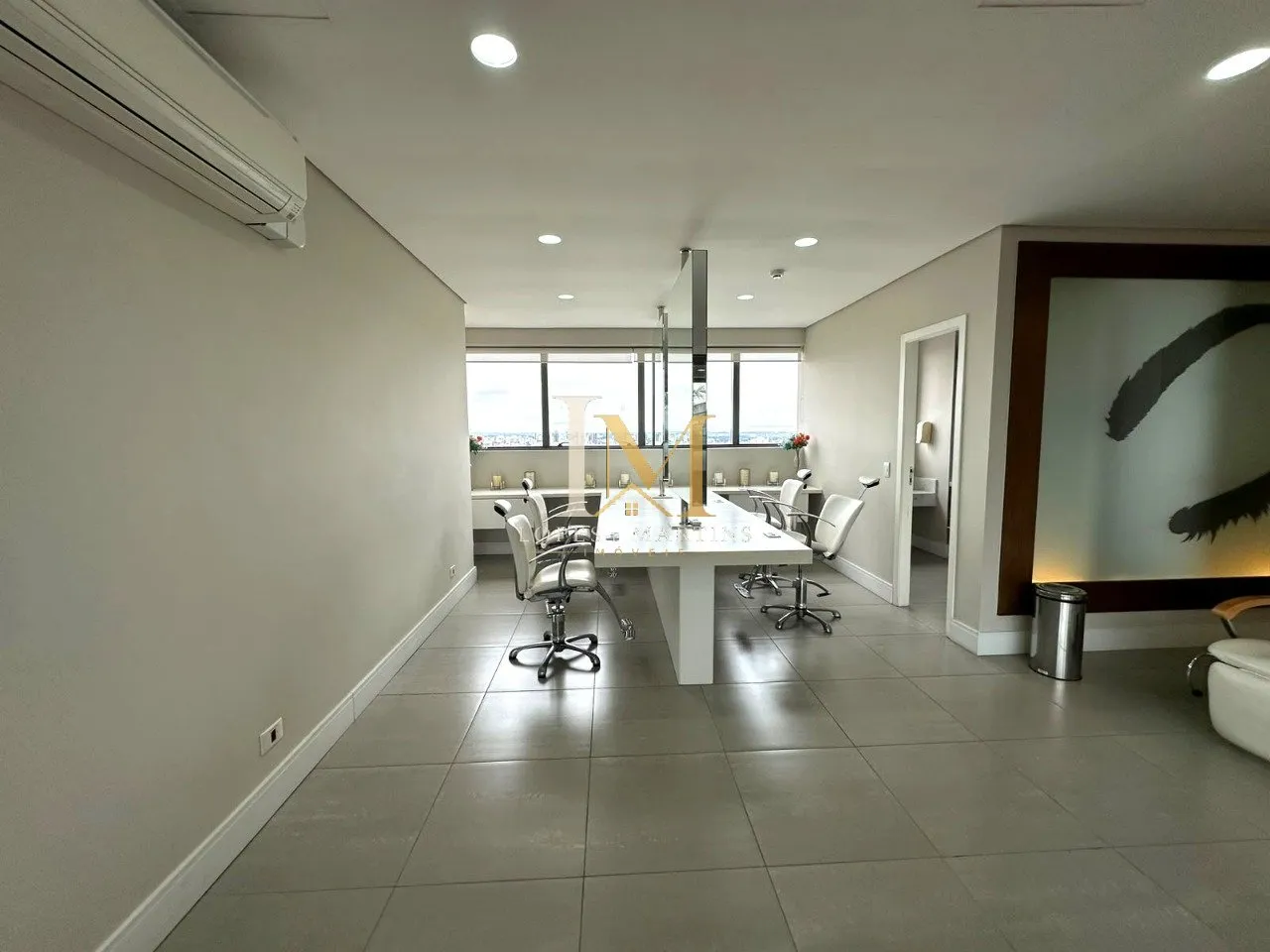 One-bedroom apartment in a building with a gym — photo 39
