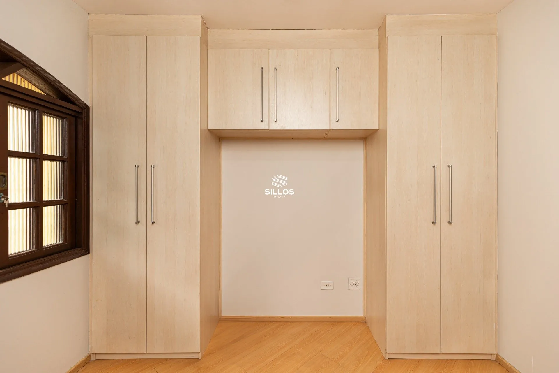 Casa de 3 quartos com piso de madeira ou laminado — photo 12