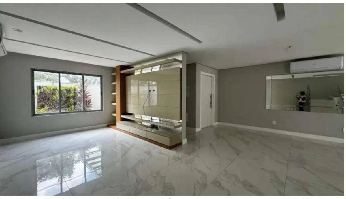 Balcony with a grill in a 3-bedroom house, 300 m² — photo 10