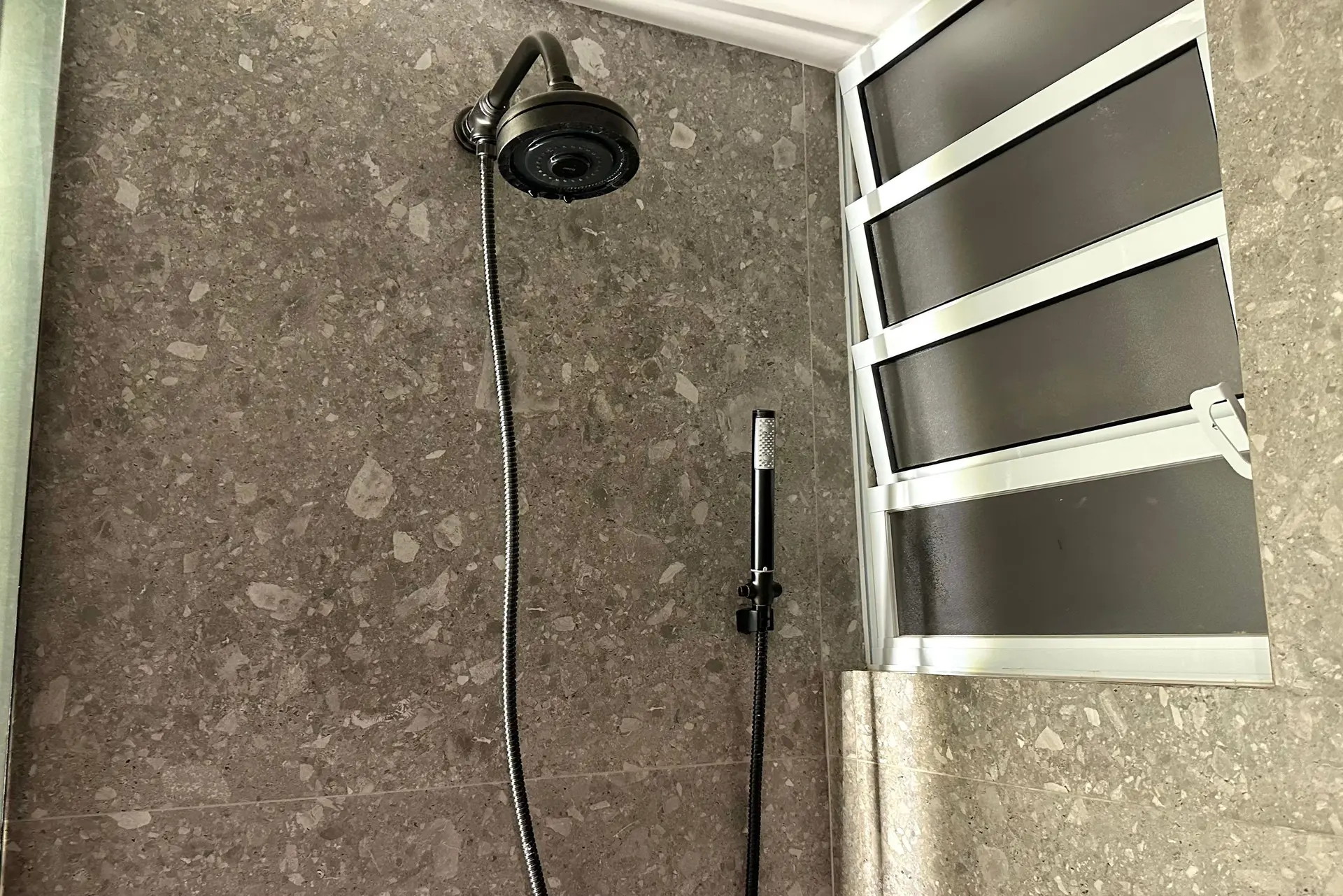 Washing machine in a 3-bedroom apartment, 110 m² — photo 4