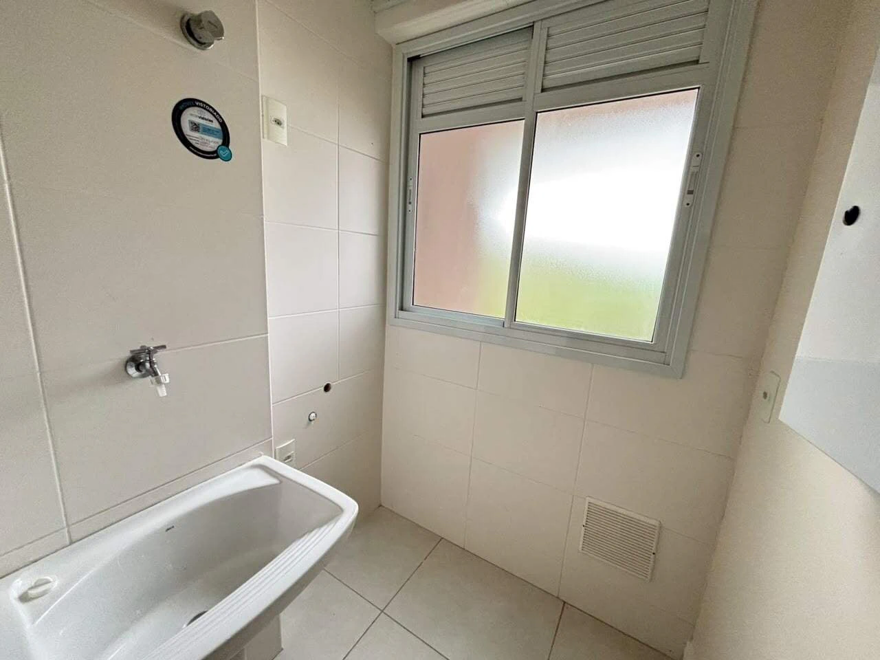 Balcony with a grill in a one-bedroom apartment, 68 m² — photo 20
