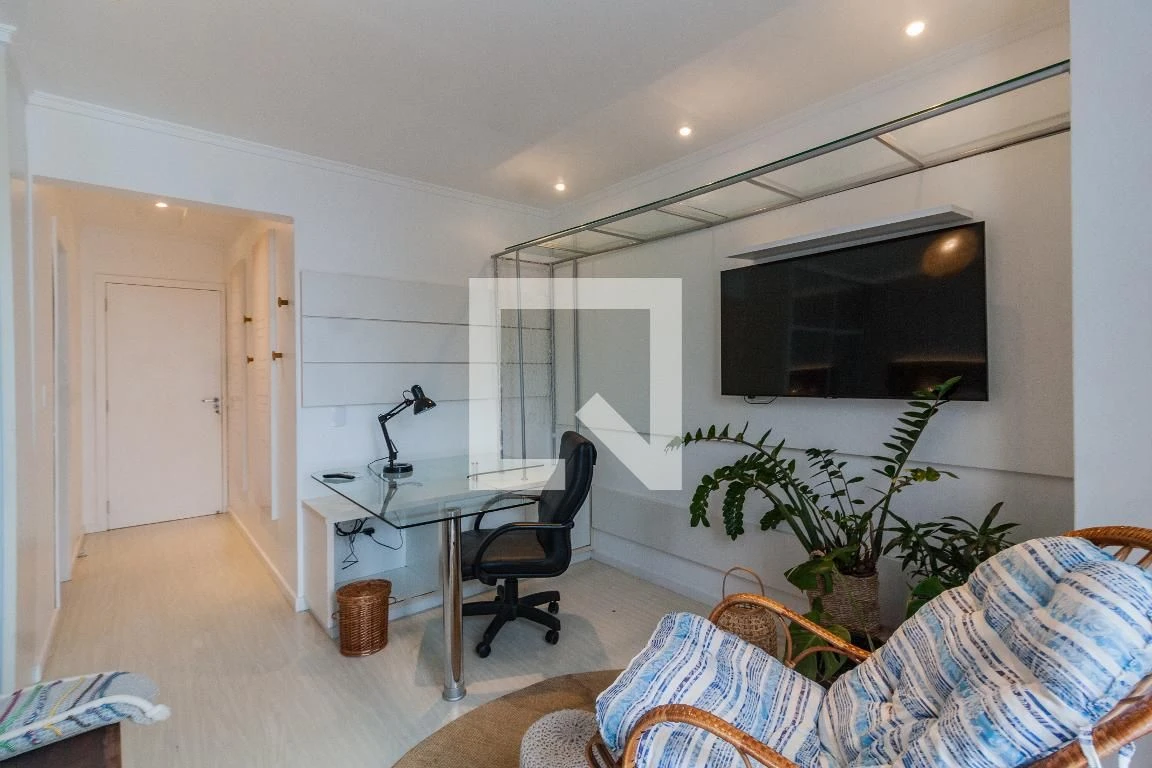 Furnished studio in a building with a pool — photo 26