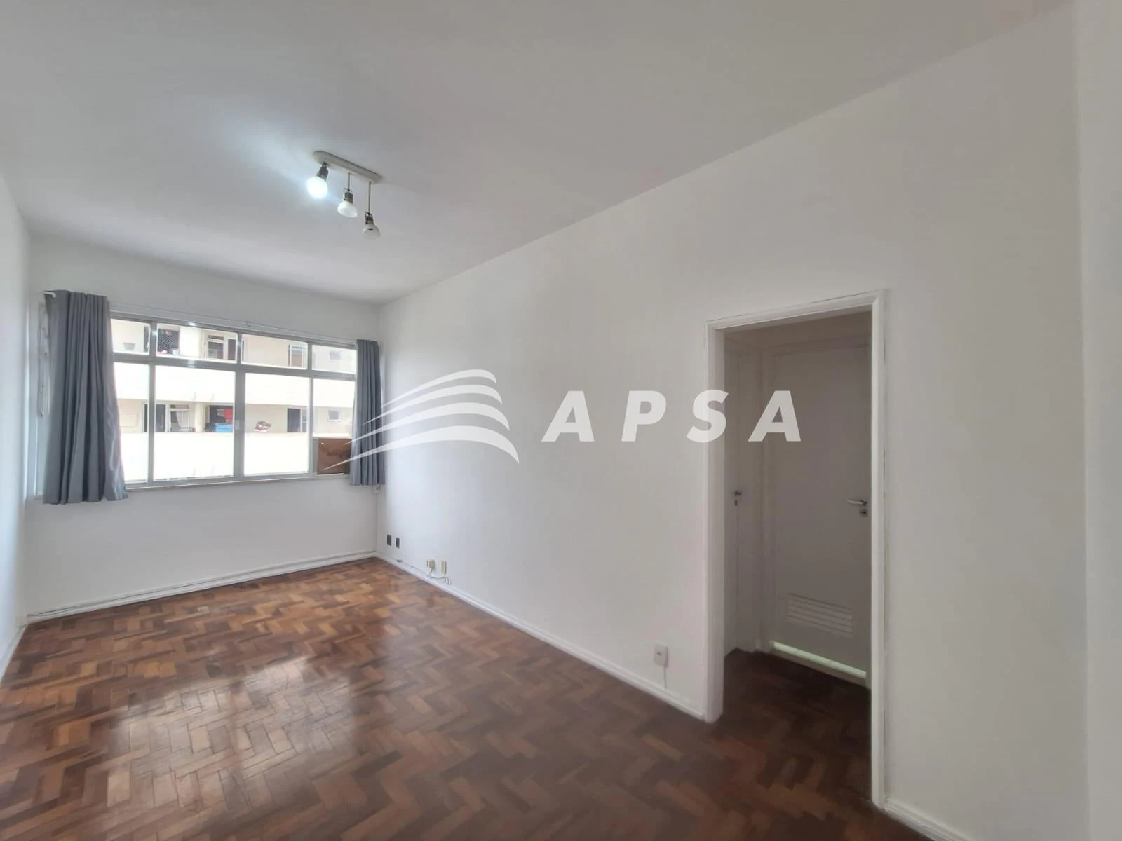 Wood or laminate floors in a one-bedroom apartment, 53 m² — photo 6