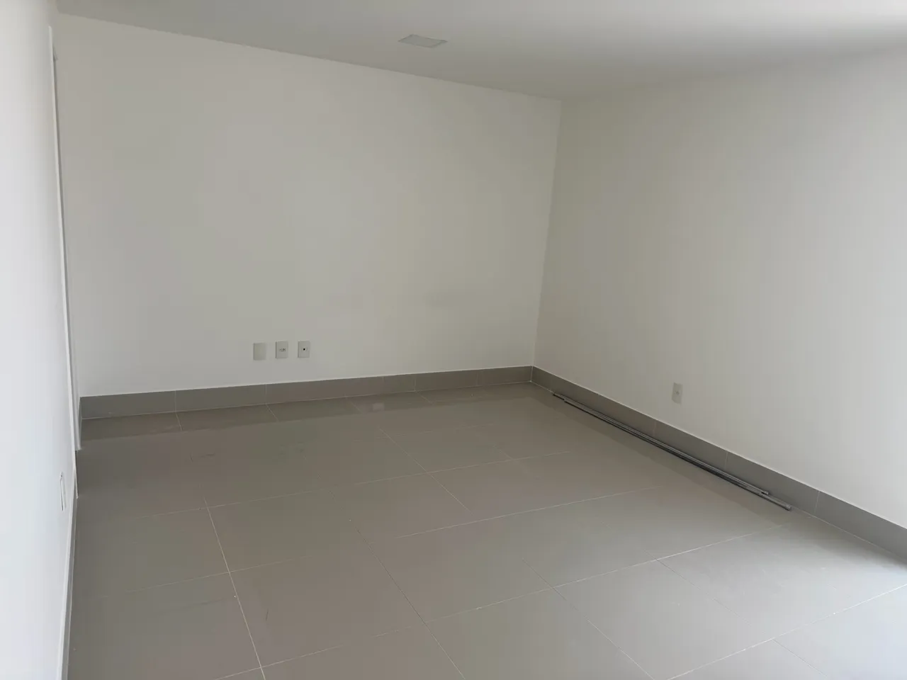 5-bedroom apartment in a building with a pool — photo 2