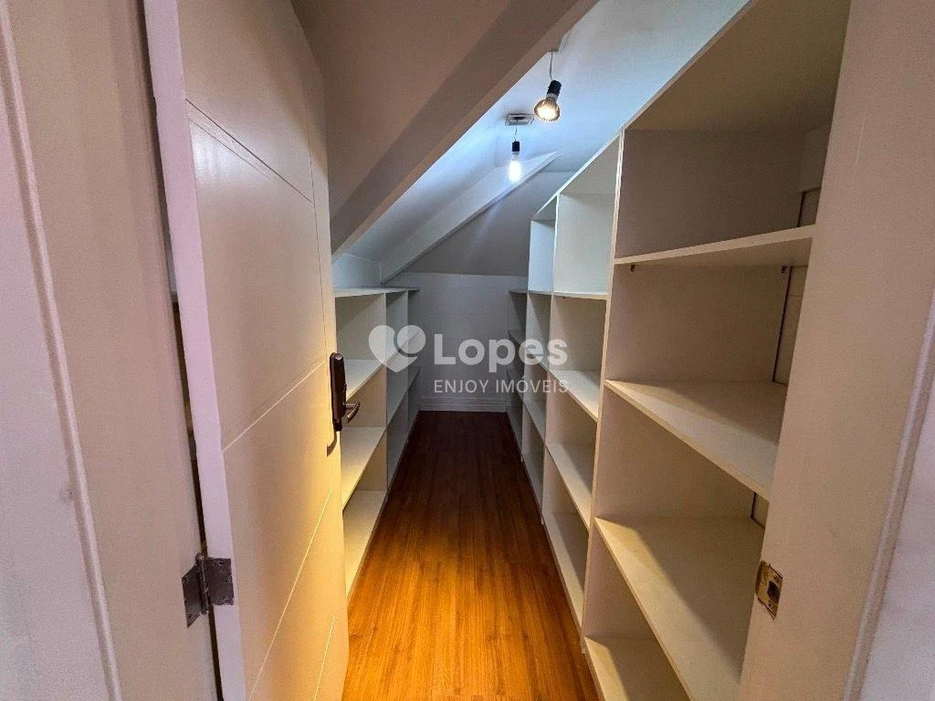 Unfurnished house with 7 bedrooms and 10 bathrooms — photo 41